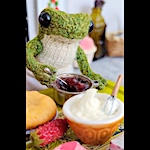 Frog makes a strawberry pie for Toad
