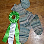 How is handspun yarn judged at fairs and shows?